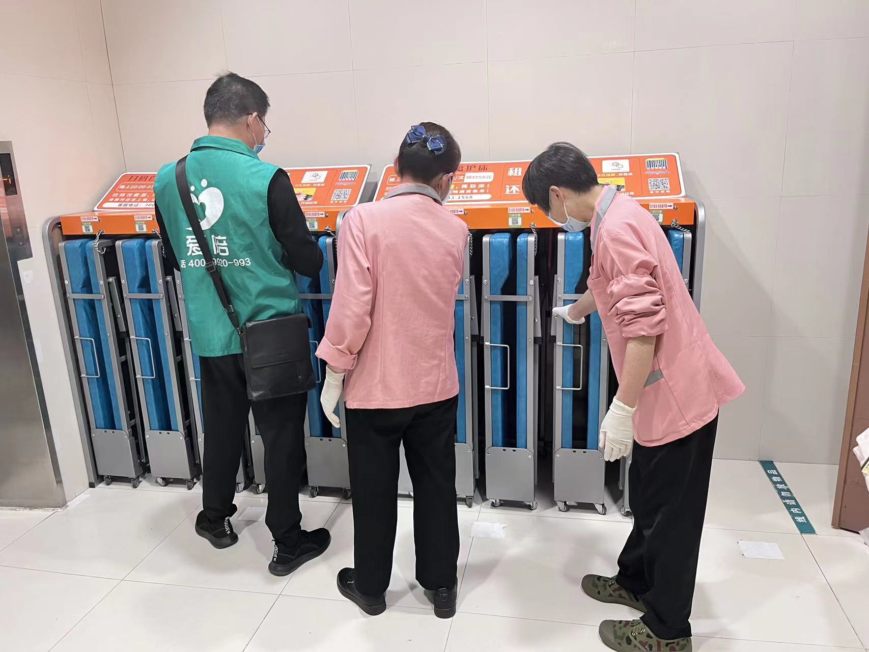 醫院家具+智（zhì）能鎖+平台管理係統+服務管理體係=愛陪智能共享陪護床 