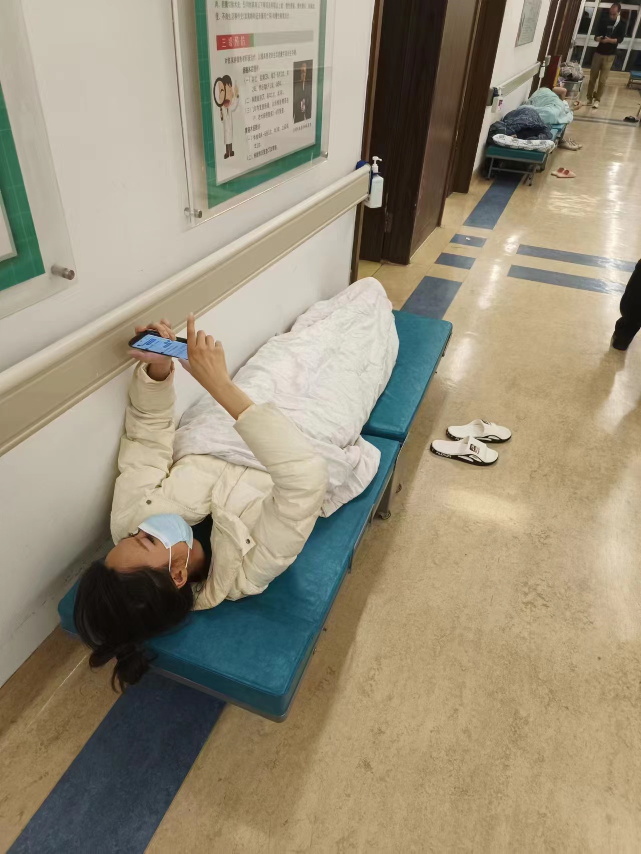 醫院陪護床（chuáng）"告急"，陪護家屬麵臨無處可睡的困境（jìng）