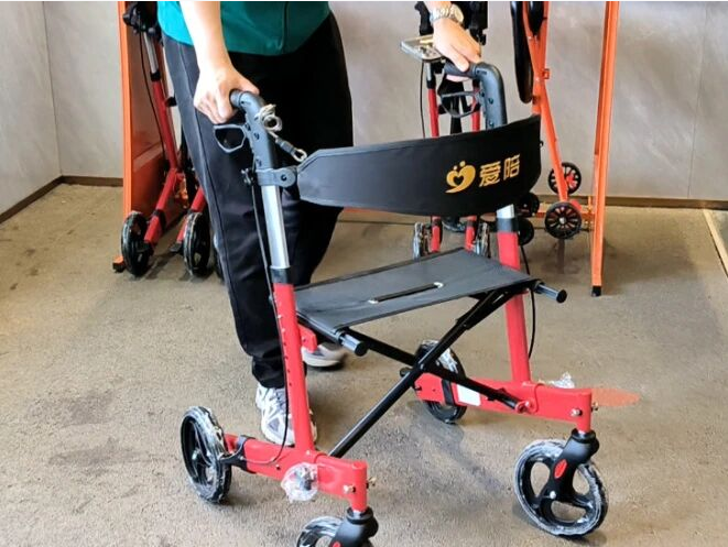 91视频官网国产助步（bù）車成為銀發族的遊玩“第三雙腿（tuǐ）”，景區漫步新神器！